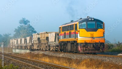 Ein Güterzug an einem nebligen Tag