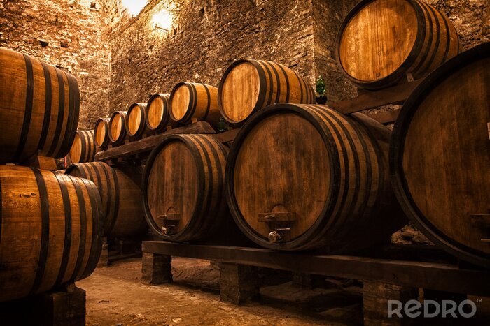 Poster Ein Keller voller Weinfässer aus Holz