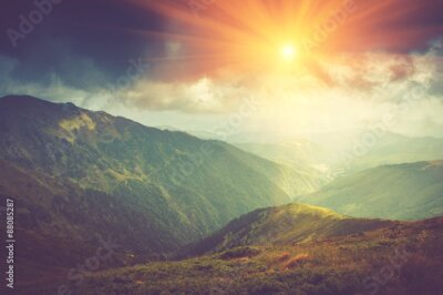 Poster Ein malerischer Sonnenaufgang über den Berggipfeln.