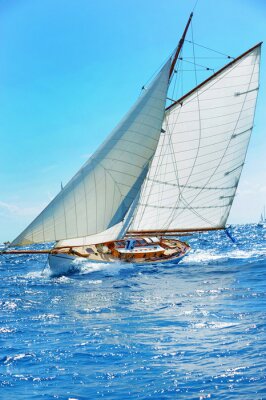Poster Ein Segelboot manövriert auf dem Wasser