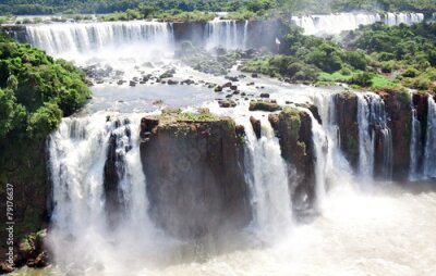 Poster Ein weites Panorama monumentaler Wasserfälle