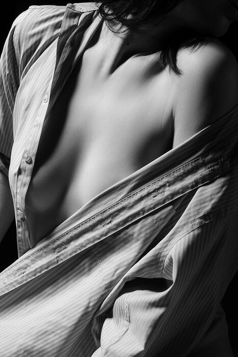 Poster Eine Frau in einem Herrenhemd