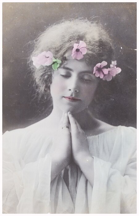 Poster Eine Frau mit Blumen im Haar