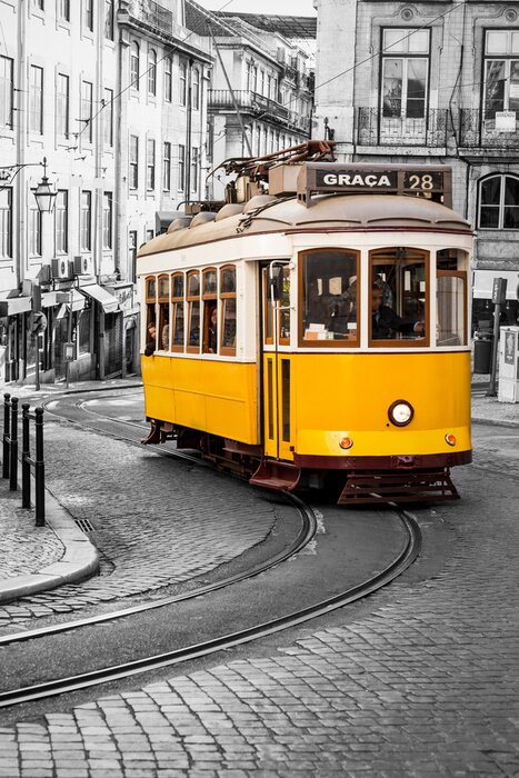 Poster Eine gelbe Retro-Straßenbahn auf einer steilen Straße in Lissabon