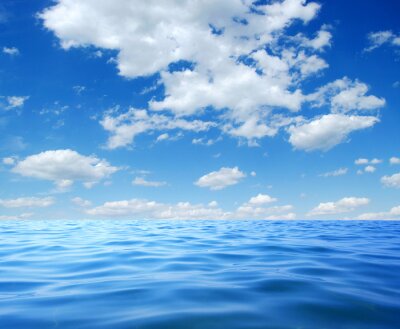 Poster Eine glatte Wasseroberfläche unter blauem Himmel