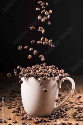 Poster Eine Keramiktasse gefüllt mit Kaffeebohnen