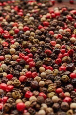 Poster Eine Mischung aus mehrfarbigen Pfefferkörnern