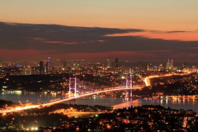 Eine nächtliche Skyline mit beleuchteter Brücke