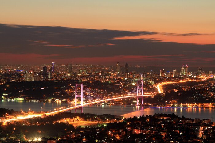 Poster Eine nächtliche Skyline mit beleuchteter Brücke