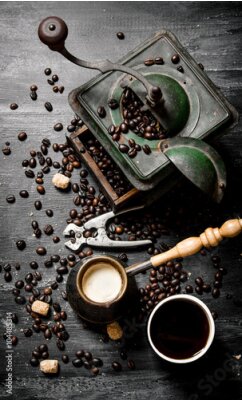 Poster Eine Tasse Kaffee neben einer alten Retro-Kaffeemühle