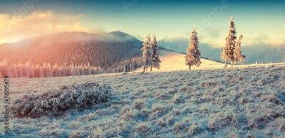 Poster Eine winterliche Bergkette unter einem Himmel mit sanftem Farbverlauf