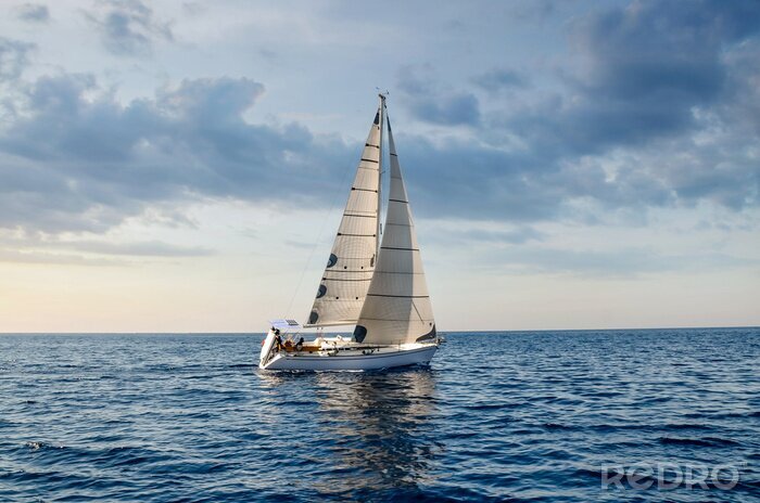 Poster Einsames Segelboot auf dem Wasser