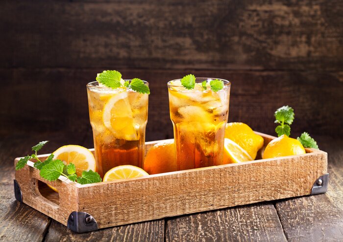 Poster Eistee in einem Korb mit Zitronen