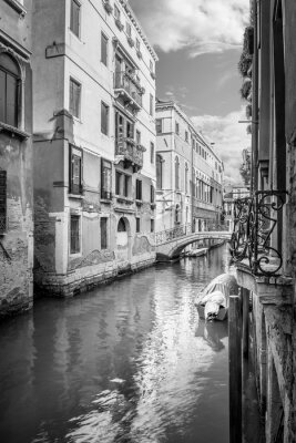 Enger schwarz-weißer venezianischer Kanal