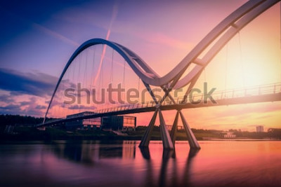 Poster Englische Brücke vor dem Hintergrund eines malerischen Himmels