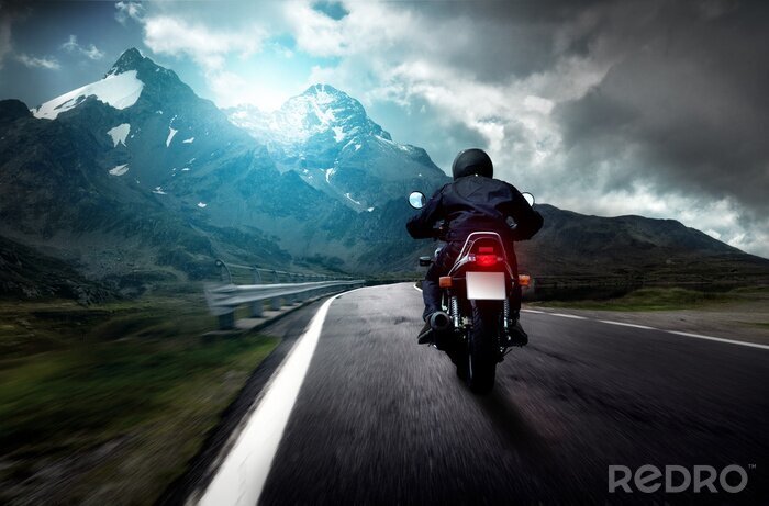 Poster Fahrendes Motorrad in den Bergen