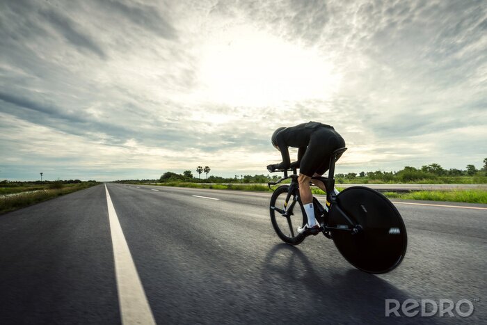 Poster Fahrrad mit schwarzen Reifen auf der Straße