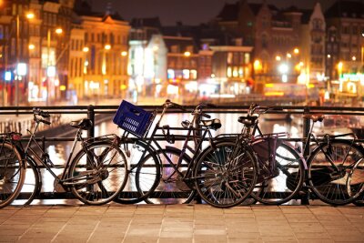 Fahrräder bei Nacht in Amsterdam