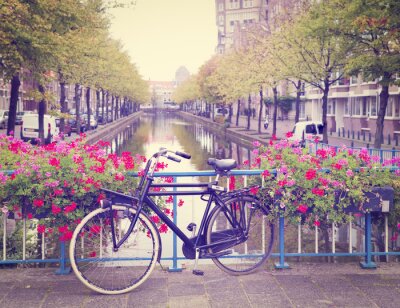 Poster Fahrräder in Amsterdam auf Kanal Hintergrund