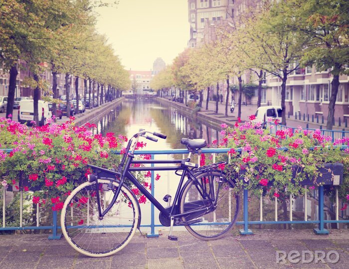 Poster Fahrräder in Amsterdam auf Kanal Hintergrund