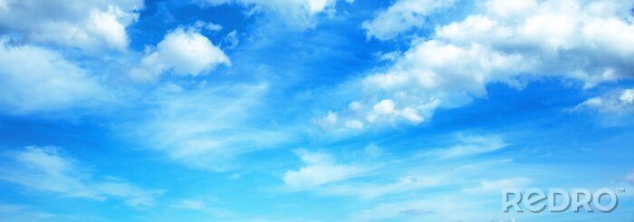 Poster Feder- und Haufenwolken auf dem Hintergrund des blauen Himmels