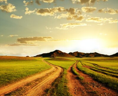 Felder und Hügel gegen den Himmel