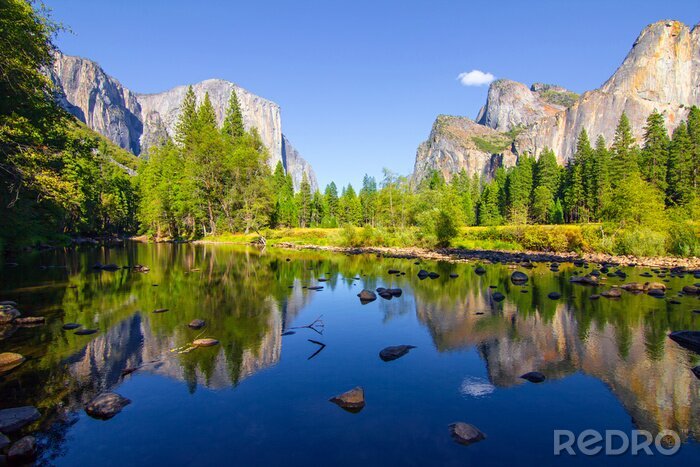 Poster Felsige Berge Grün und See