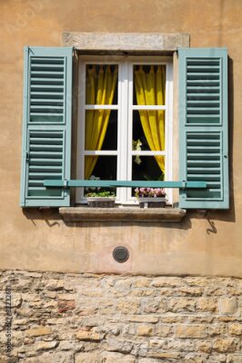 Fototapete Fenster mit gelben Vorhängen
