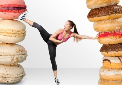 Poster Fitness Frau kämpft gegen Kalorien