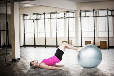 Poster Fitness Frau trainiert mit Ball