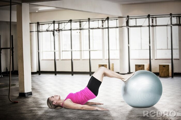 Poster Fitness Frau trainiert mit Ball