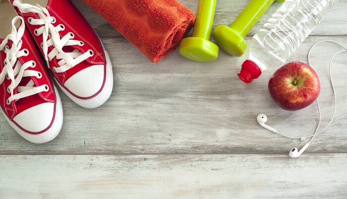 Poster Fitnesszubehör auf einem Holzboden