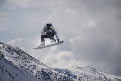 Sticker Fliegen Snowboarder auf Berge. Extremsport.