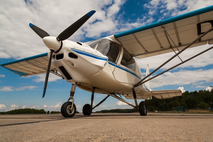Poster Flugzeug mit Motor auf dem Rollfeld