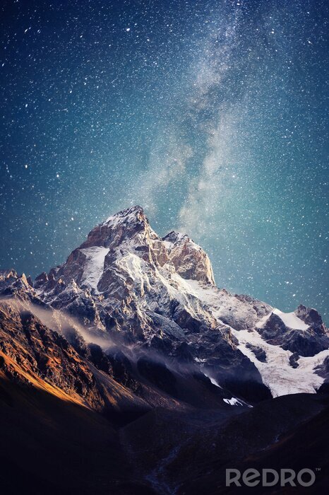 Poster Foto eines Berges vor dem Hintergrund der Sterne