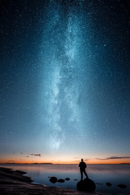 Poster Foto eines Mannes vor dem Hintergrund des Himmels