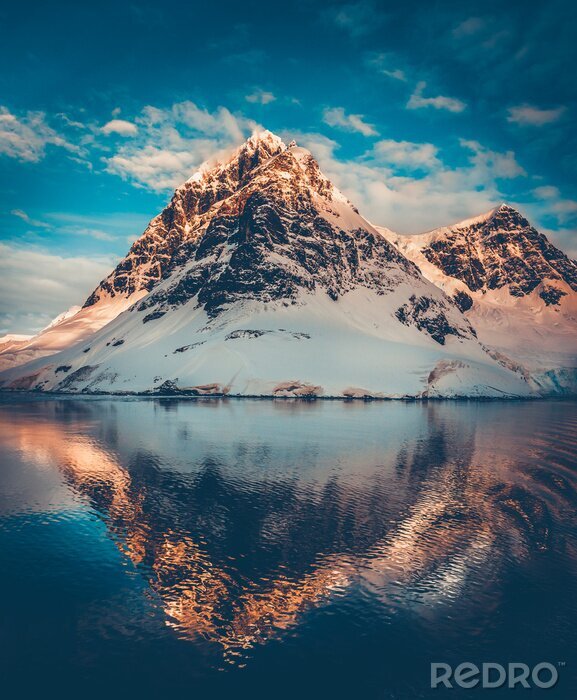 Poster Foto eines sich im Wasser spiegelnden Berges