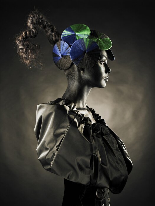 Poster Frau auf dunklem Hintergrund