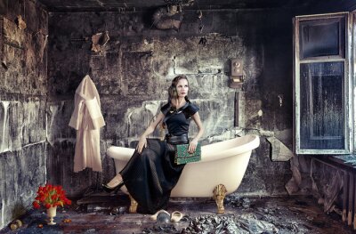 Poster Frau im Badezimmer in Schwarz
