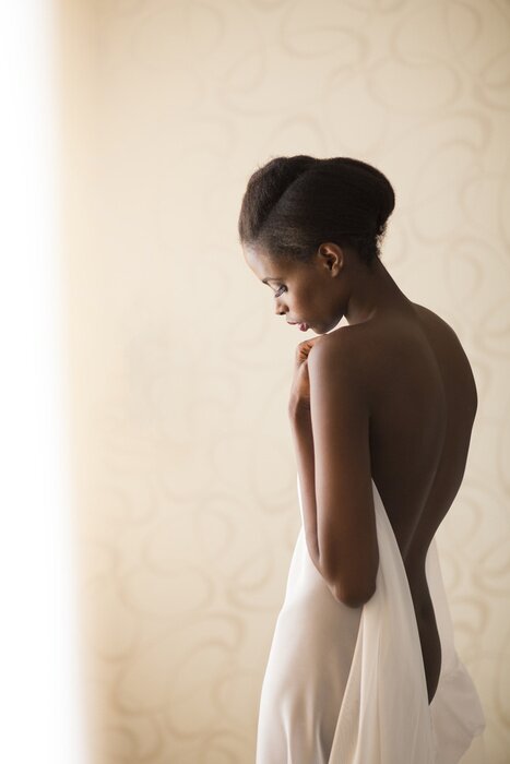 Poster Frau in Bettwäsche eingewickelt