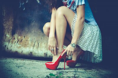 Frau in roten High Heels