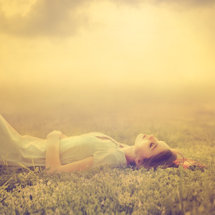 Poster Frau liegend auf einer Wiese