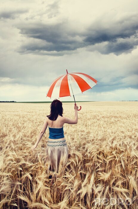 Poster Frau mit Regenschirm am Feld