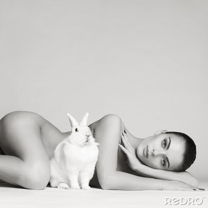 Poster Frau und weißes Kaninchen