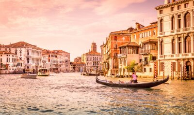 Gebäude und Gondeln am Venedig-Kanal