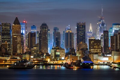 Gebäude von New York City bei Nacht