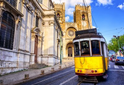 Gelbe Straßenbahn vor der Kathedrale in Lissabon