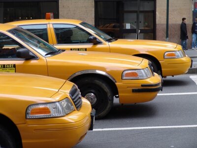 Gelbe Taxis schräg stehend