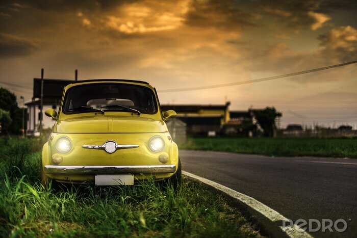 Poster Gelbes Auto unter Natur