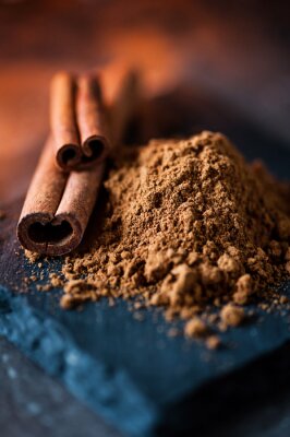 Poster Gemahlener Zimt und Zimtstangen